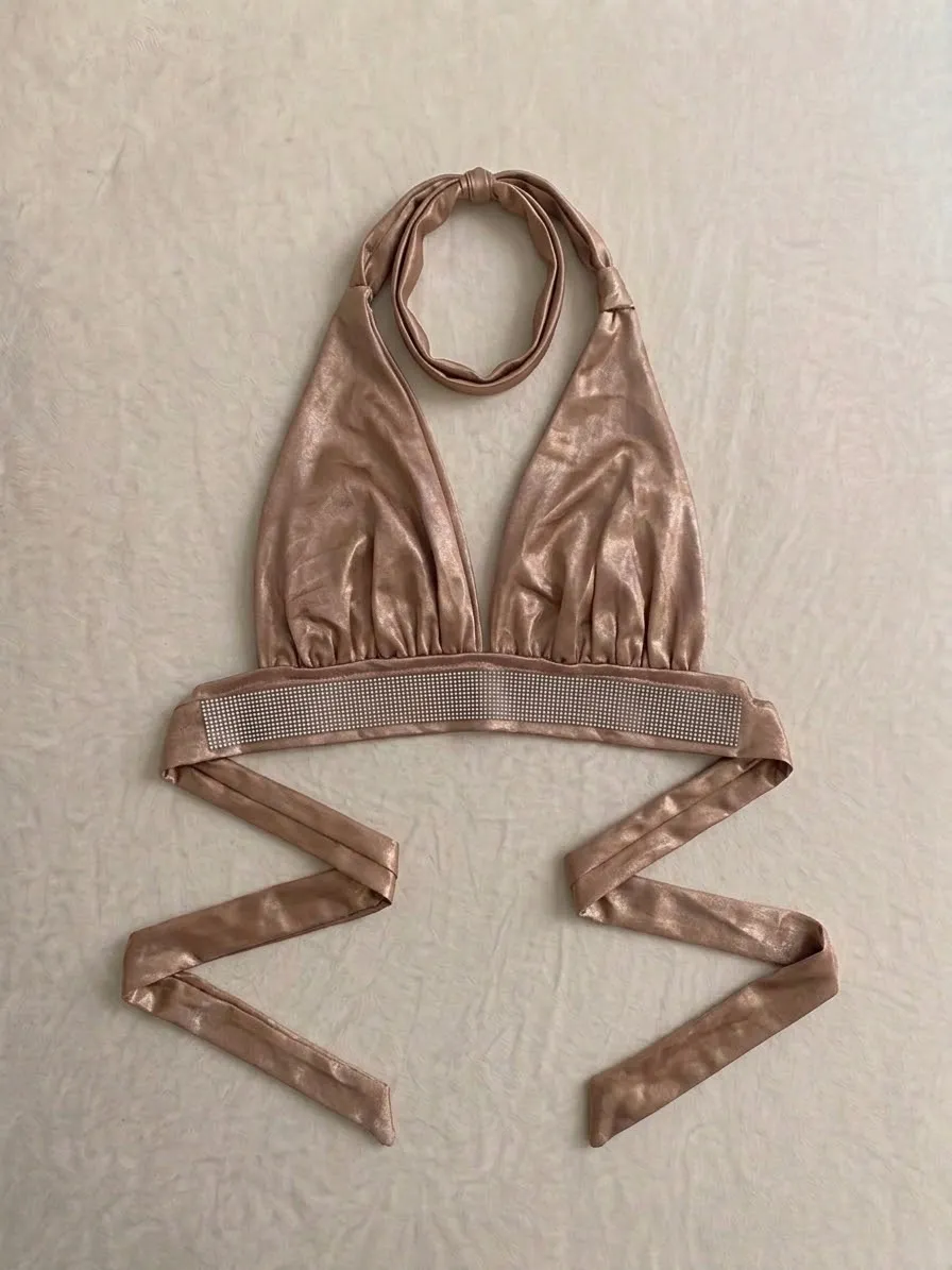 Crop Top Halter Metalizado con Pretina Strass