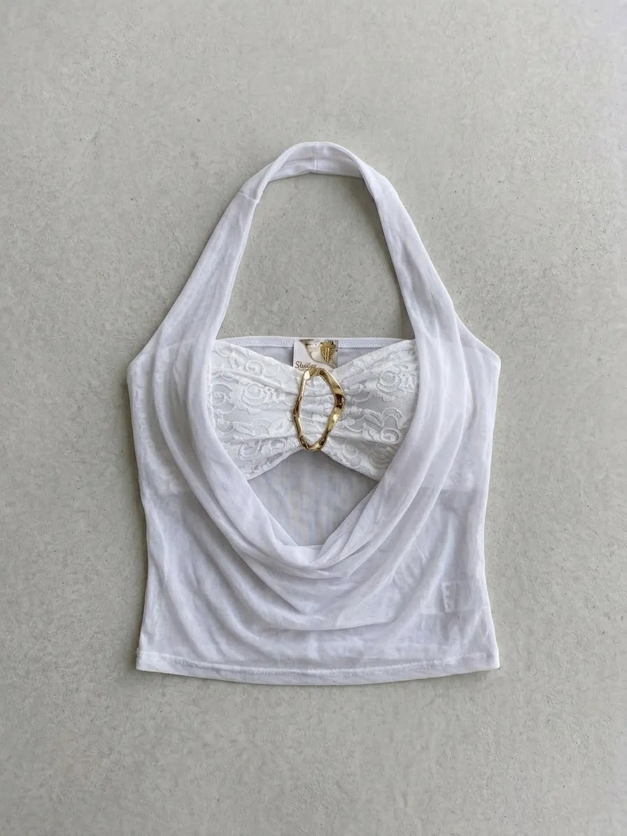 Top Halter con Escote Drapeado y Broche Dorado (Blanco)
