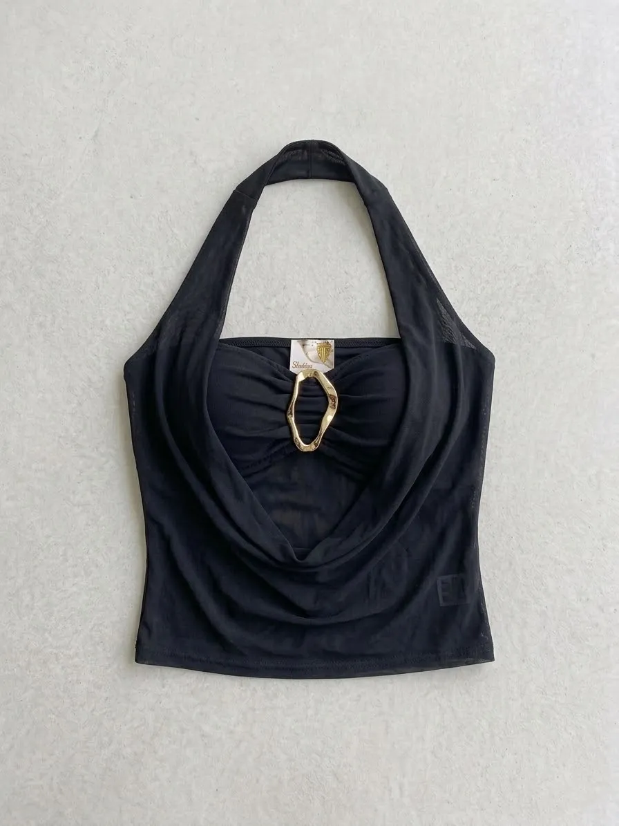 Top Halter con Escote Drapeado y Broche Dorado (Negro)