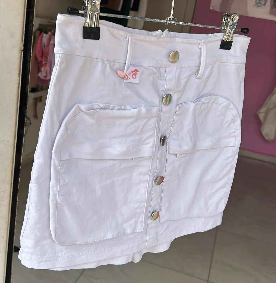 Falda Short Blanca Utilitaria con Botones Metálicos y Maxibolsillos